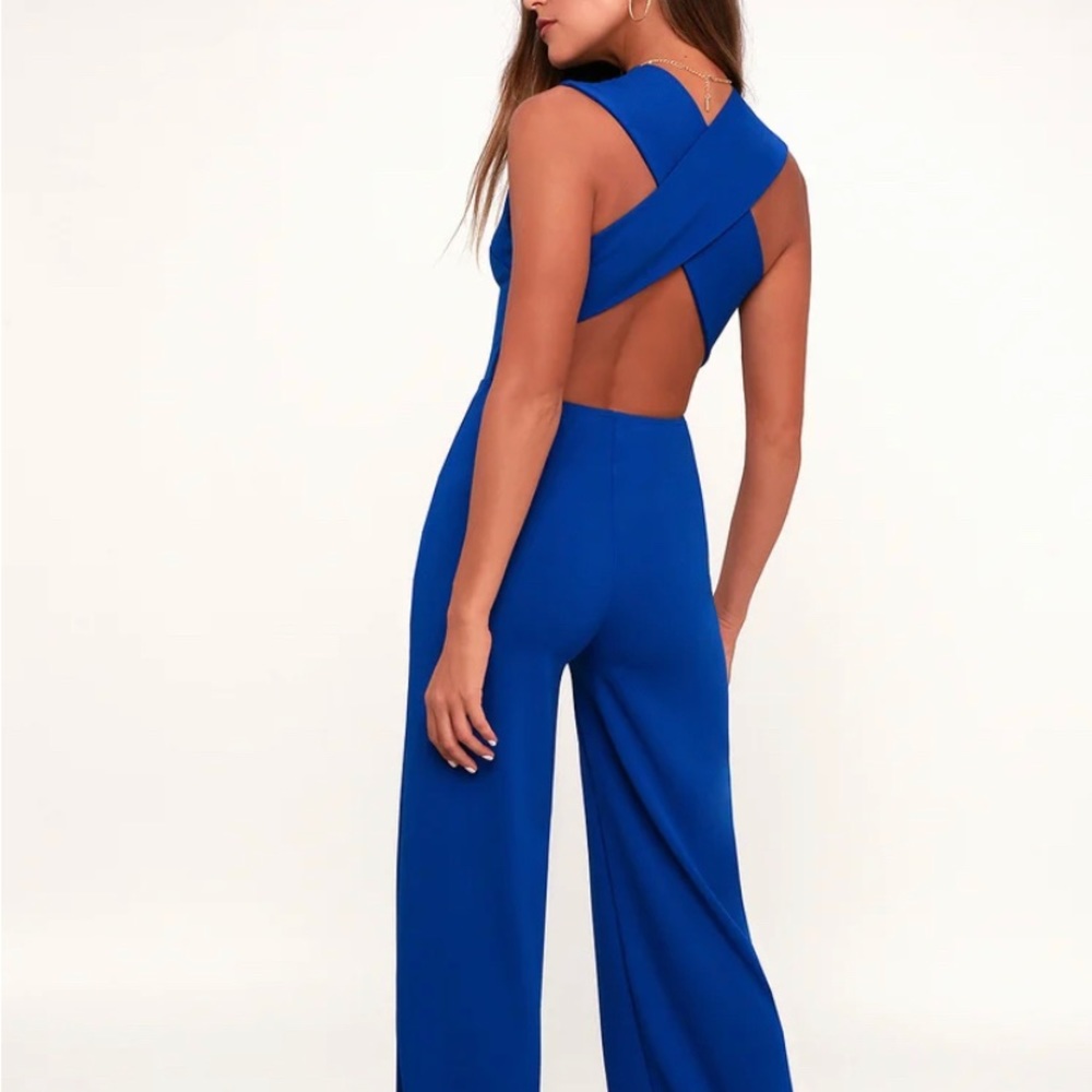 Royal blue jumpsuit from Lulu’s. Size Medium. In excellent pre-loved condition.